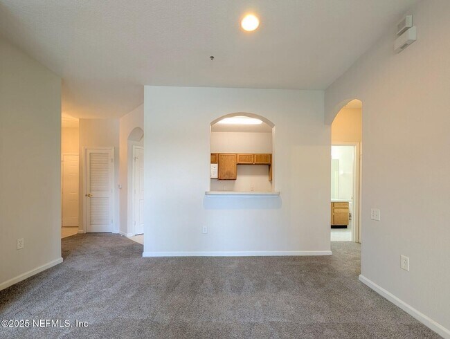 Building Photo - 10550 Baymeadows Rd