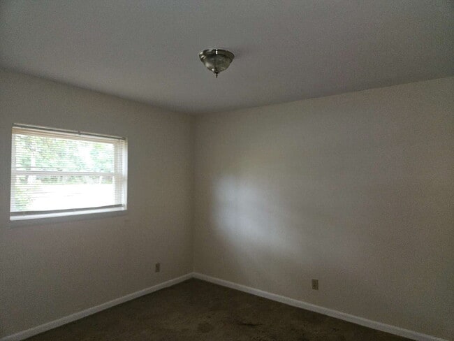 Building Photo - "Charming 4-Bed Home with Spacious Layout