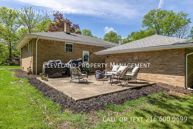 Building Photo - 27484 Hollywood Dr