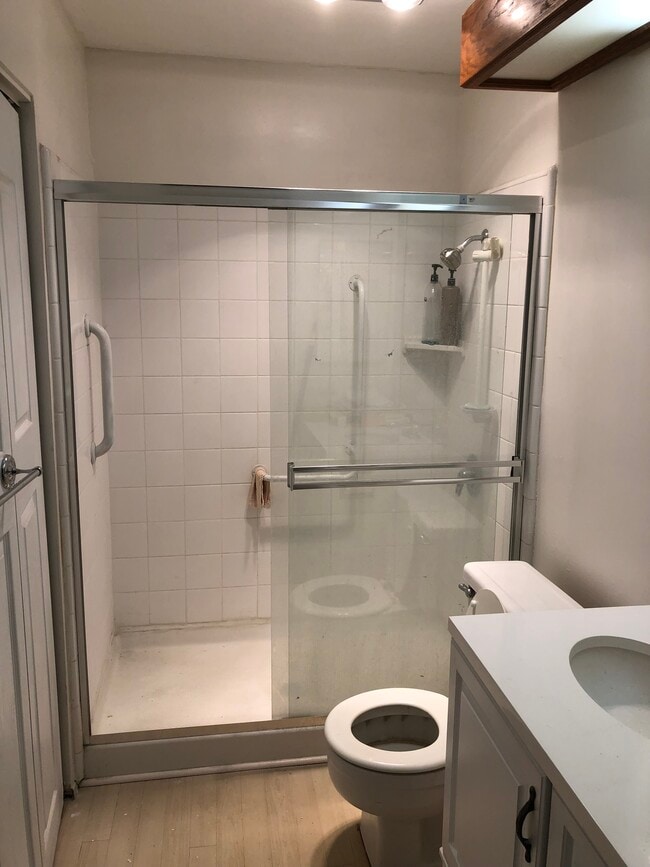 Building Photo - 4732 Lakeview Ave