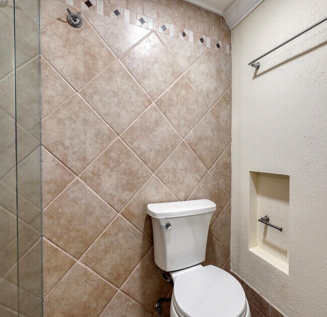 Building Photo - 5300 NE 24th Terrace