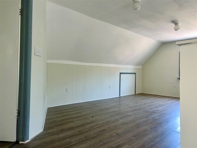 Building Photo - 216 Robinson St