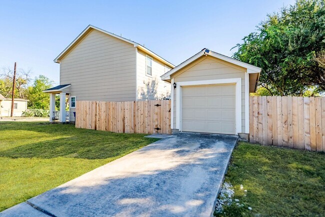 Building Photo - Downtown Home within Minutes from the Riverwalk & Alamodome ~ Large Corner Lot!