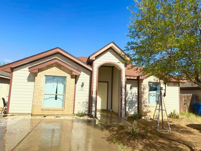 Primary Photo - 4707 Los Laureles Ln