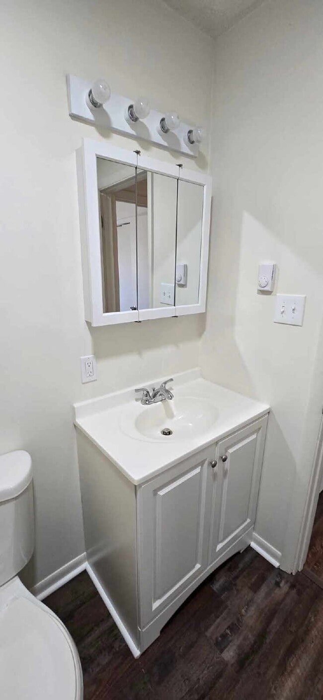 Building Photo - 570 US-52