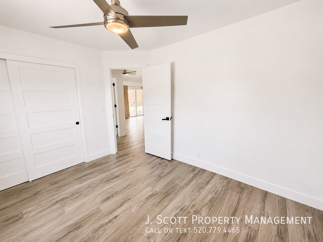 Building Photo - 6531 N 83rd Ln