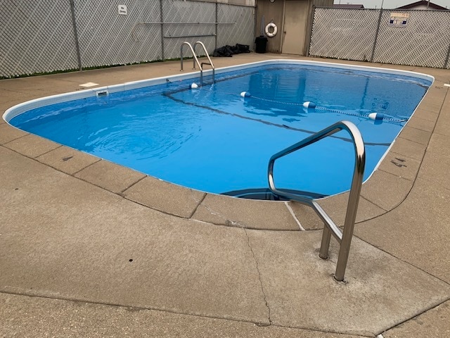 Building Photo - 161 E Queenwood Rd