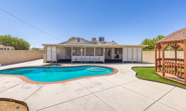 Building Photo - Perfect Pool House!!