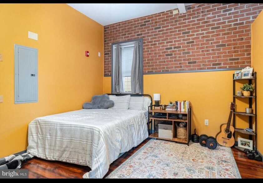 Building Photo - 18 E Sunbury St