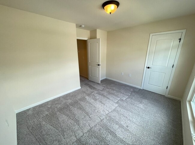 Building Photo - Like new 3 Bedroom townhouse with 2 car garage