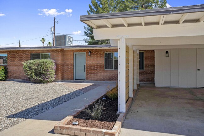 Building Photo - 4909 E Bermuda St
