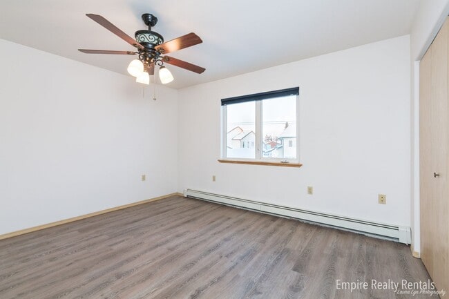 Building Photo - Three Bed, 2.5 Bath, 1 Car Garage