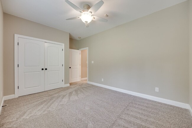 Building Photo - Beautiful 3 bedroom 2 bath Ranch with Bonu...