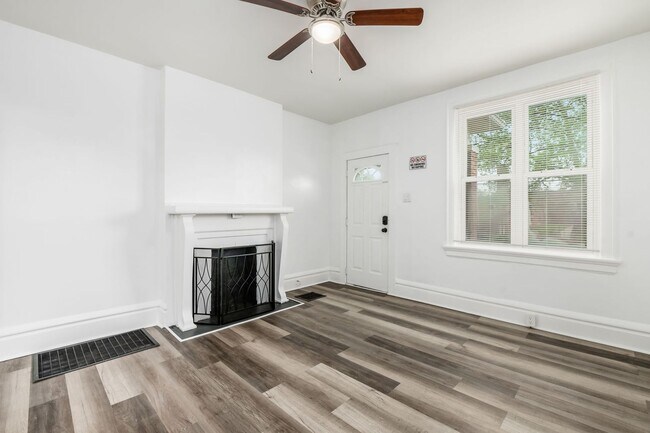 Building Photo - Fully renovated...extra half bath...laundr...