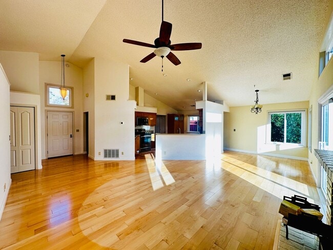 Building Photo - Single Story Court location