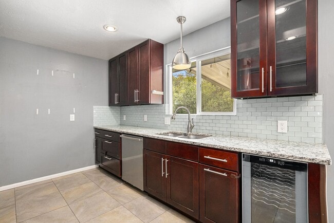 Building Photo - 4 Bedroom 2 Bathroom House-Available NOW!