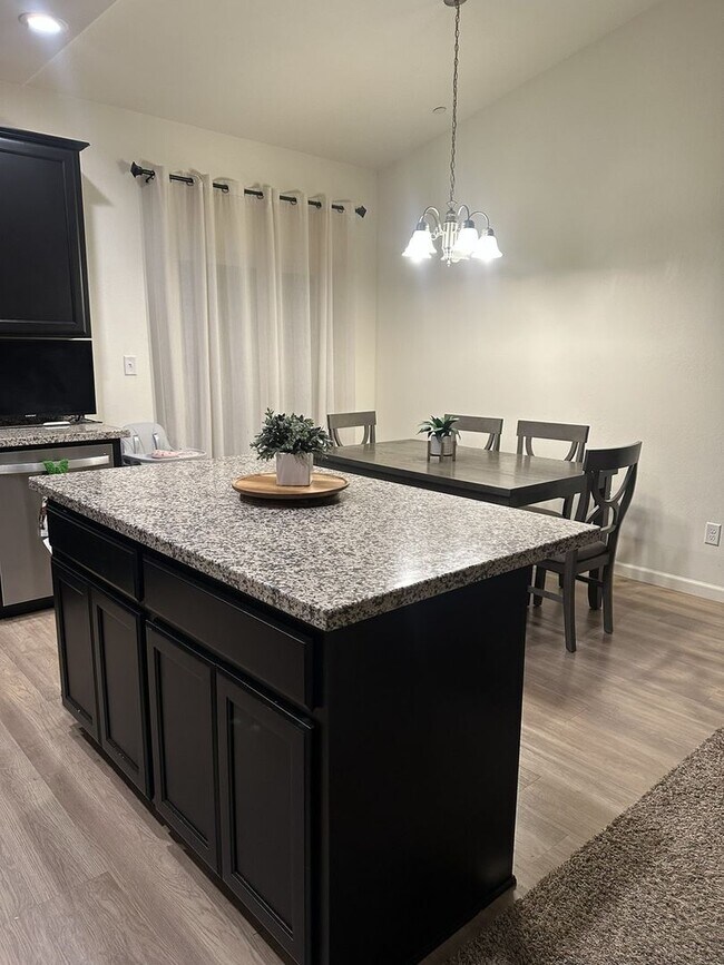 Building Photo - 799 W Brown Ave