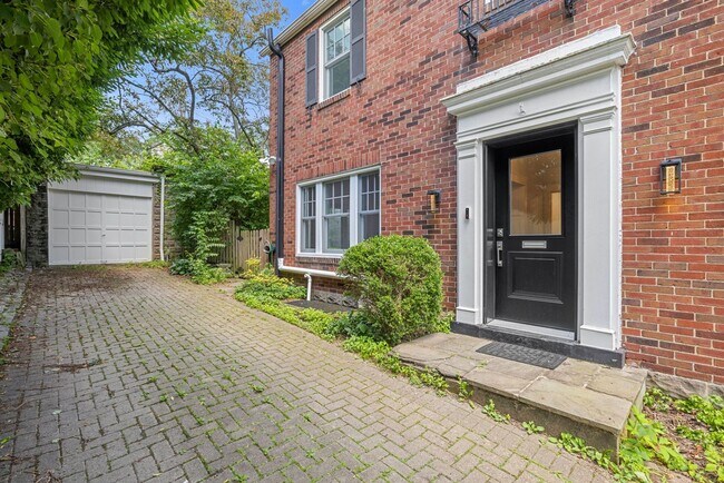 Building Photo - *Beautifully Updated & Spacious 4BD/3.5BA ...