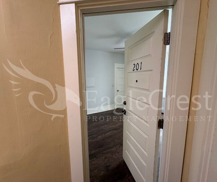 Building Photo - 105NSP