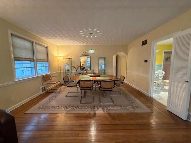 Building Photo - 33 N Gladstone Ave