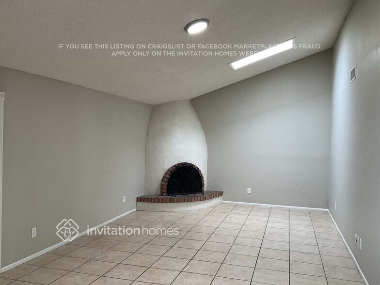 Building Photo - 940 S Fontana