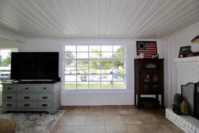 Building Photo - 1139 N Bayshore Dr