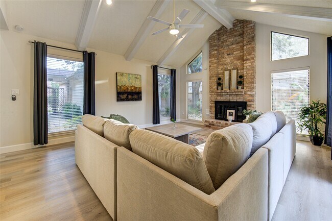 Building Photo - 714 Last Arrow Dr