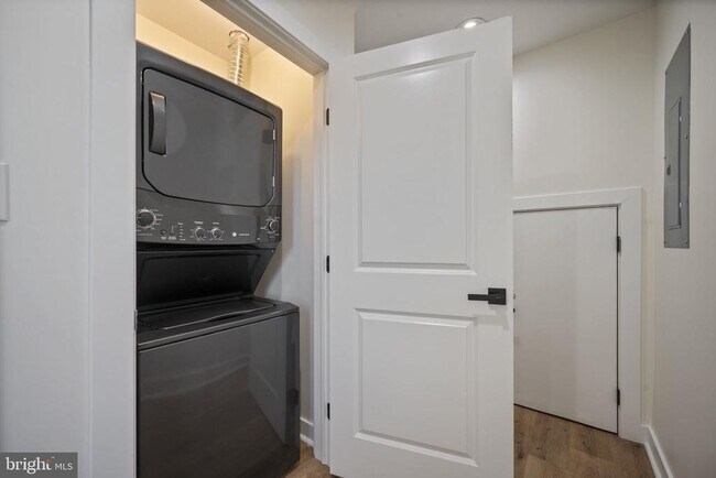 Building Photo - 555 S Marlyn Ave