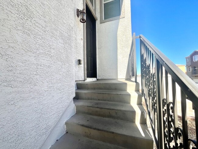 Building Photo - **$800 OFF MOVE IN BY 11/14/25**Spacious T...