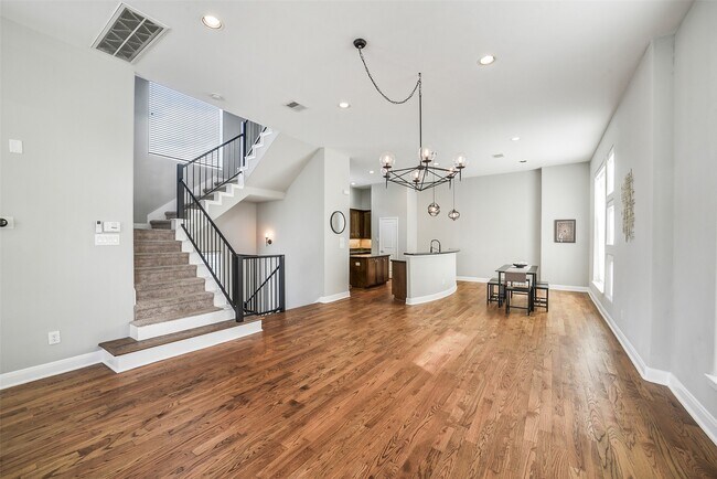 Building Photo - 904 Roy St