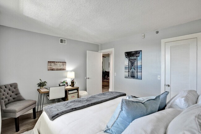 Building Photo - 2400 Deer Creek Country Club Blvd