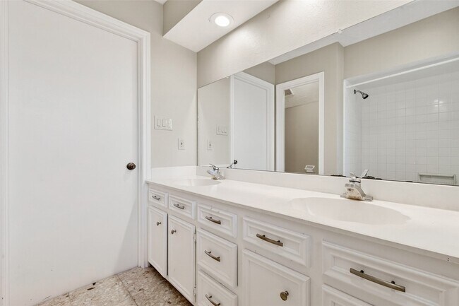 Building Photo - 18111 Shireoak Dr