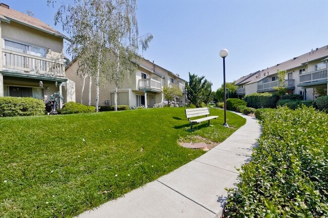 Building Photo - Cute One Bedroom Condo with Central AC and Heat.