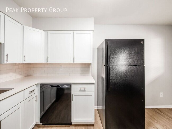 Building Photo - 593 Riverview Dr