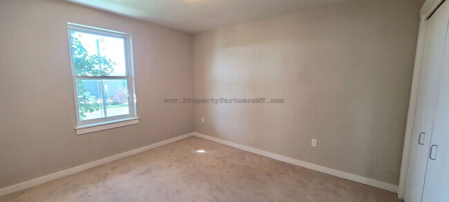 Building Photo - Spacious 3 bed /2 Bath Condo at Ferguson F...