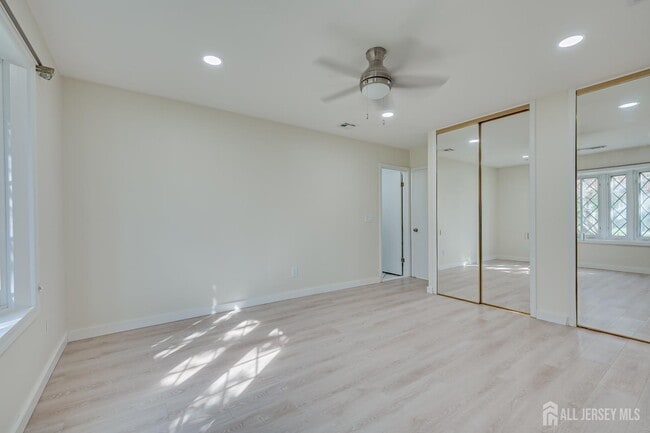 Building Photo - 6 Woodbury Rd