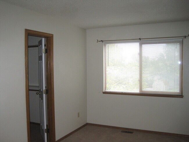 Building Photo - Near Ft Carson, 1342sf Bi-level, 3bd/2ba/2...