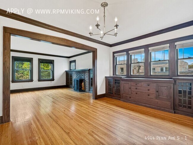 Building Photo - Exceptional 2br 1ba Lower Duplex Unit ~Dep...