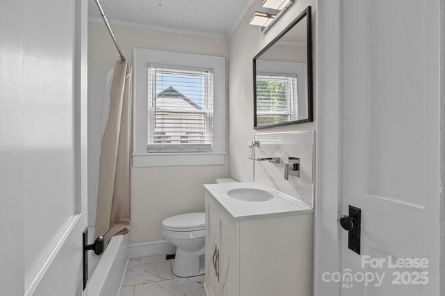 Building Photo - 765 N Church St