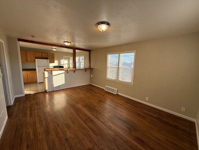 Building Photo - Two bedrooms, one quarter bathroom home, pet friendly, central air!