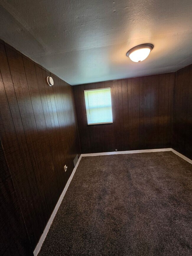 Building Photo - 2 Bedroom Home Available