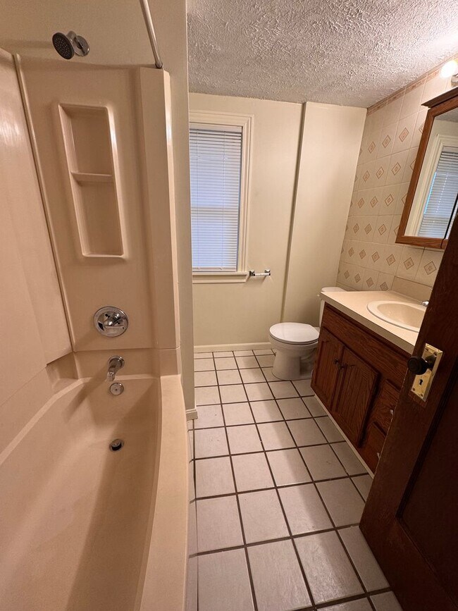 Building Photo - 853 Lawrence Ave