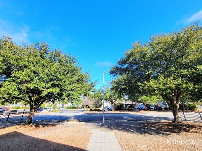 Building Photo - 713 Clearwater Ct