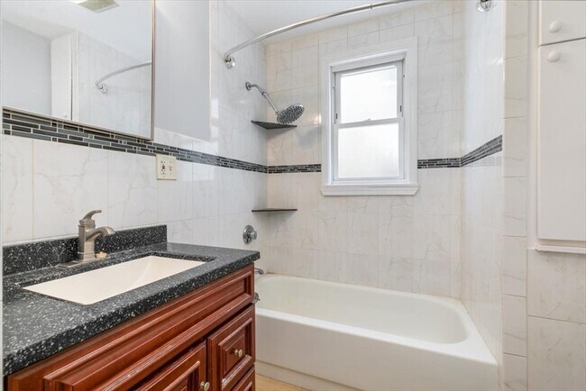 Building Photo - 335 Salem St