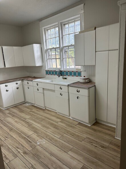 Building Photo - 114 S 5th Ave