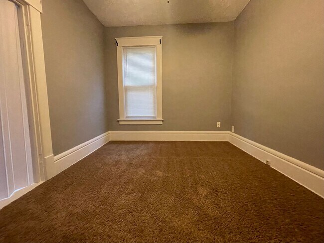 Building Photo - Large Four Bedroom Home