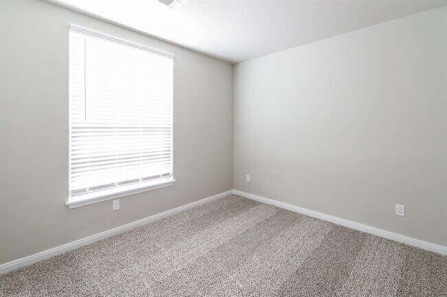 Building Photo - 505 St James Pl