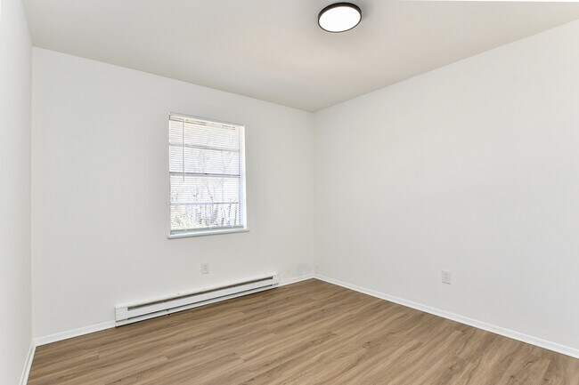 Building Photo - 405 Lily St