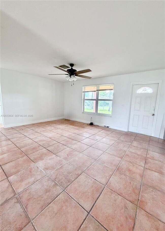 Building Photo - 4540 SW 43rd Ave
