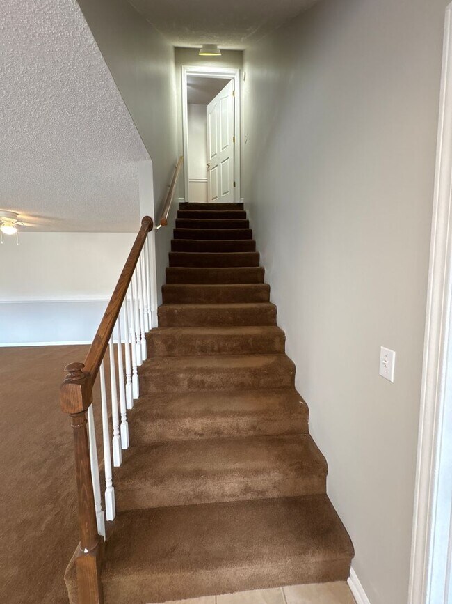 Building Photo - SPACIOUS & Beautiful Home Just Outside She...